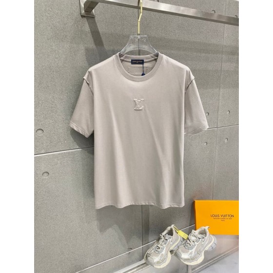 Louis Vuitton embossed jacquard knit crew neck short-sleeve T-shirt, classic design with heavy-duty three-dimensional inlay work that exudes a fashionable and sophisticated feel.